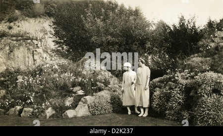 Circa 1920s fotografia, due donne ciabatta in un giardino. Foto Stock