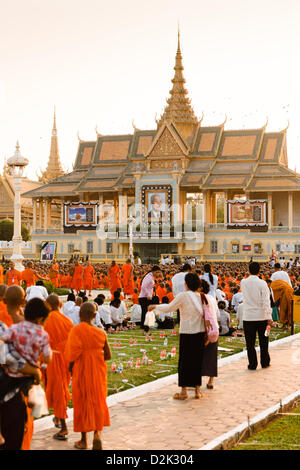 Phnom Penh Cambogia. 26 gen, 2013folle di persone si radunano davanti al Palazzo Reale nella capitale cambogiana Phnom Penh il 26 gennaio 2013 per pagare il loro rispetto agli ex re Sihanouk, scomparso in esilio a Pechino il 15 ottobre 2012. Foto Stock