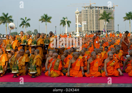 Phnom Penh Cambogia. 26 gen, 2013. I monaci buddisti si riuniscono di fronte a Phnom Penh il Palazzo Reale di canto e di pregare per l anima del defunto Re padre Norodom Sihanouk, il 16 ottobre. Foto Stock