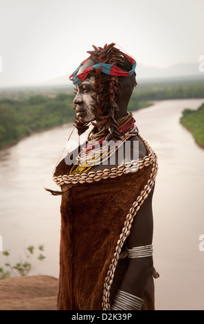 Ritratto di decorate Kara donna sulla scogliera con Omo river sotto-close up Foto Stock