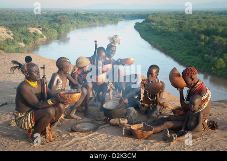 New Scenic 5 posti del gruppo di decorate Kara uomini, donne e bambini intorno al recipiente di cottura-Omo river sotto Foto Stock