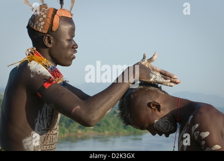 Kara uomo pittura altro uomo testa-close up Foto Stock