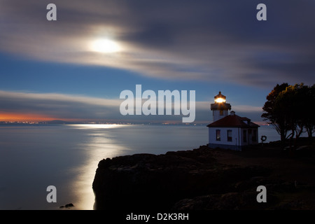 Fornace di calce faro si erge guarda oltre lo stretto di Haro all'alba, Washington Foto Stock