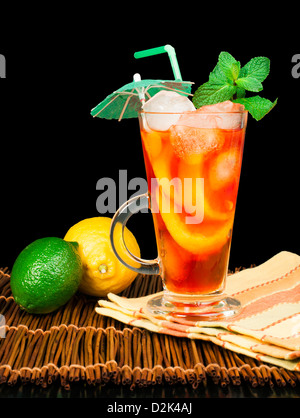 Tè freddo al limone. Vetro ice tea con cubetti di ghiaccio e menta. Foto Stock