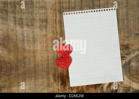 Cuori rossi e il foglio di carta bianco su sfondo nero Foto stock - Alamy