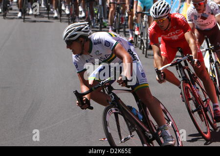 Jordon Curby dell'UniSA team conduce la peleton nell'ultimo giro della fase 6 del Santos Tour Down Under 2013 Adelaide circuito cittadino, Sud Australia il 27 gennaio 2013 Foto Stock