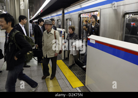 Tokyo, Giappone, persone uscire dalla metro Foto Stock