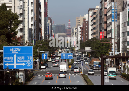 Tokyo, Giappone, guardare la Hibiya-dori Street nel quartiere di Minato-Ku Foto Stock