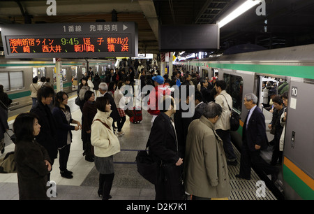 Tokyo, Giappone, le persone su un treno regionale piattaforma di Stazione di Shinjuku Foto Stock