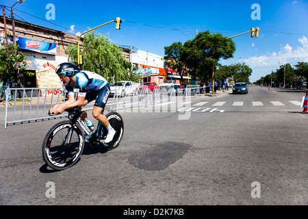 Matteo Trentin arrivare al traguardo su il suo crono round al Tour de San Luis 2013, fase 4 Foto Stock