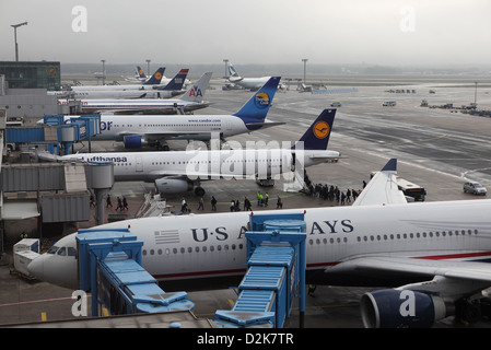 Frankfurt am Main, Germania, il velivolo al terminale dell'aeroporto di Francoforte Foto Stock