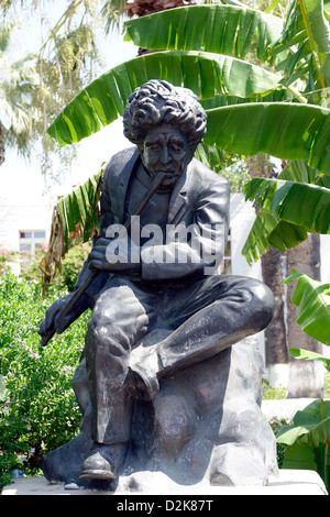 Bodrum Turchia. Statua del poeta turco e Nay Player Neyzen Tevfik che era nato a Bodrum. Foto Stock