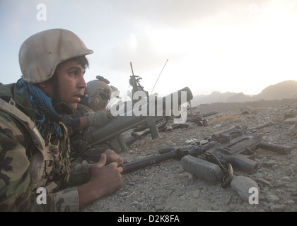 Un esercito nazionale afghano commando si prepara a impegnare gli insorti nemico Ottobre 2, 2012 in Sayed Abad district, provincia di Wardak, Afghanistan. ANA commandos e la coalizione particolari operazioni militari condotte operazioni di combattimento nella zona di perturbare ribelli rifugi sicuri e libertà di movimento. Foto Stock