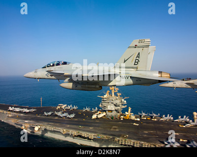 Due F/A-18 Super calabroni volare al di sopra della portaerei USS Enterprise ottobre 4, 2012 in mare Arabico. Foto Stock