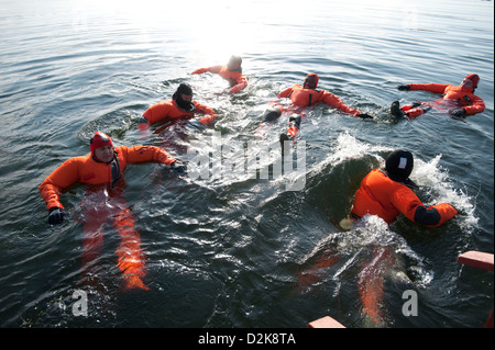 Coast Guard i membri dell'equipaggio dalla stazione aria Houston prova il loro secco tute per perdite a livello dei 288 Laghi Sport Training Facility, 12 settembre 2012. I membri di equipaggio condotto annuale di formazione umida che comprendeva zattera di salvataggio delle procedure di base della scheda di nave danno il controllo e la formazione di svasatura. Foto Stock