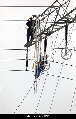 Zepernick, Germania, ingegneri stanno lavorando su un pilone Foto Stock