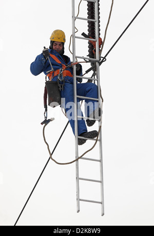 Zepernick, Germania, meccanico lavorando su un pilone Foto Stock