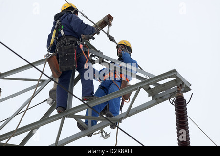 Zepernick, Germania, ingegneri stanno lavorando su un pilone Foto Stock