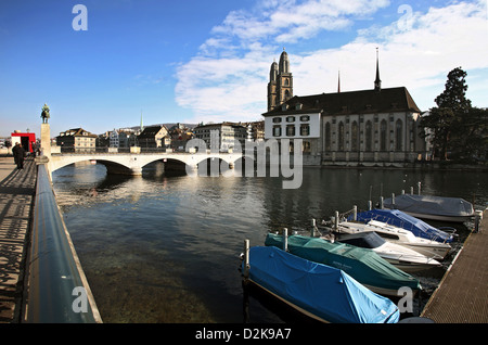 Zurigo, Svizzera, Cityscape con acqua e casco house chiesa al Limmatquai Foto Stock