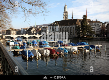 Zurigo, Svizzera, Cityscape con acqua e casco house chiesa al Limmatquai Foto Stock