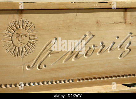 San Moritz, Svizzera, San Moritz e un logo Sun scolpita in legno Foto Stock