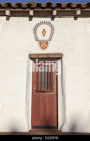 Vecchio portone in legno nella Asistencia edificio della missione di San Antonio de Pala Foto Stock