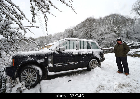 Una Range Rover che ha colpito un fermo Vauxhall forzandolo in giardini sotto su una collina conosciuto localmente sono 'La Scala' nella Nailswor Foto Stock