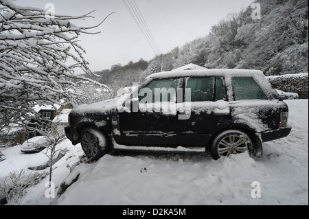 Una Range Rover che ha colpito un fermo Vauxhall forzandolo in giardini sotto su una collina conosciuto localmente sono 'La Scala' nella Nailswor Foto Stock