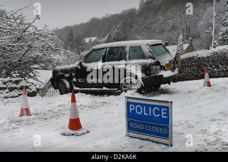 Una Range Rover che ha colpito un fermo Vauxhall forzandolo in giardini sotto su una collina conosciuto localmente sono 'La Scala' nella Nailswor Foto Stock