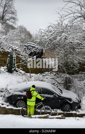 Una Range Rover (sopra) che ha colpito un fermo Vauxhall dopo lo scorrimento in condizioni nevose forzandolo in giardini sotto su una collina Foto Stock