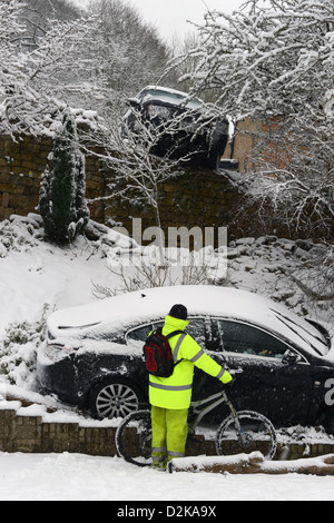 Una Range Rover (sopra) che ha colpito un fermo Vauxhall dopo lo scorrimento in condizioni nevose forzandolo in giardini sotto su una collina Foto Stock