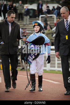 Connor selce (età 13) su Stambrook Marquesa vincitore del 138cm e sotto Charles Owen Pony gara finale di un incontro per bambini a Foto Stock