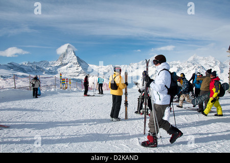 Dopo aver lasciato il treno di Gornergrat, Cervino in background Foto Stock