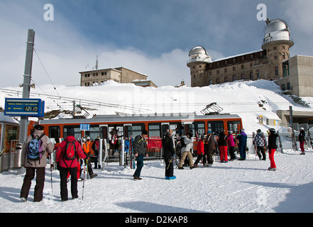 Treno di Gornergrat e torre di osservazione in background Foto Stock