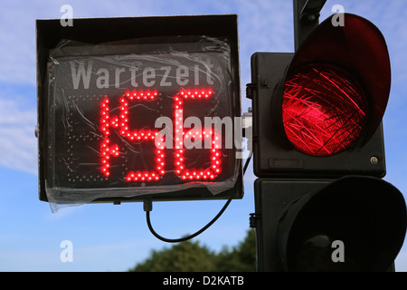 Gernsheim, Germania, rosso di costruzione leggera con tempo di attesa display Foto Stock