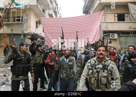 I ribelli siriani dal Katiba Al Wahad unità del Lewah Al Borra brigata del libero esercito siriano (FSA) posano per una foto di gruppo nei pressi della frontline di Aleppo, Siria, 25 gennaio 2013. Foto: THOMAS RASSLOFF Foto Stock