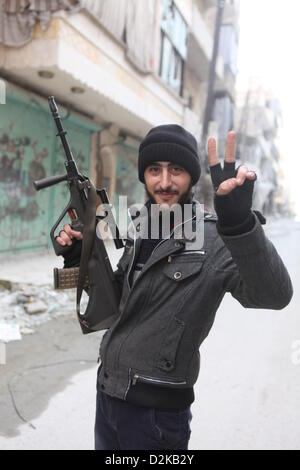 Un ribelli siriano dal Katiba Al Wahad unità del Lewah Al Borra brigata del libero esercito siriano (FSA) pone con il suo fucile, un austriaco-realizzato Steyr SSG 69, dopo un firefight di Aleppo, Siria, 25 gennaio 2013. Foto: THOMAS RASSLOFF Foto Stock