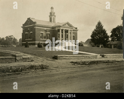 Circa 1910s fotografia, un municipio o amministrazione edificio, probabilmente la Nuova Inghilterra, Stati Uniti d'America. Foto Stock
