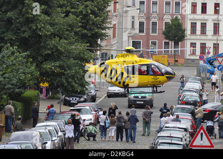 Leipzig, Germania, ADAC Salvataggio in elicottero Christoph 61 inizia a partire da un incrocio di piccole dimensioni Foto Stock