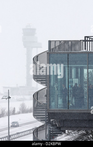 Leipzig, Germania, nella finestra immagine all'aeroporto Leipzig-Halle dopo la nevicata la guida Foto Stock