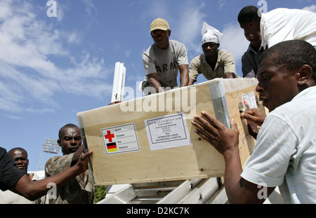 Carrefour, Haiti, il personale locale durante lo scarico di cassette di legno Foto Stock