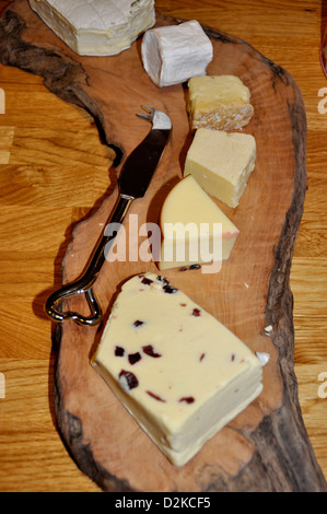 Selezione di formaggi sulla scheda di formaggio con coltello Foto Stock