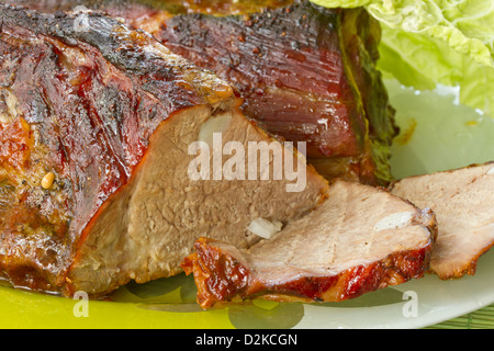 Carni cotte al forno con aglio ed erbe aromatiche Foto Stock