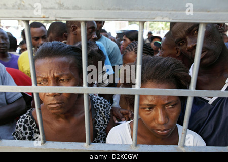 Carrefour, Haiti, le vittime del terremoto in attesa per la distribuzione di prodotti non alimentari Foto Stock