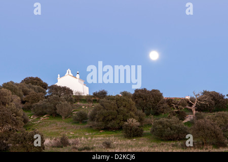 Paesaggio rurale di Castro Verde, nella regione di Alentejo, il Portogallo e la storica chiesa di Sao Pedro das Cabecas in background Foto Stock