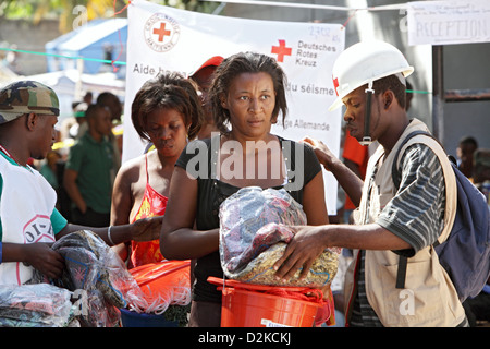 Carrefour, Haiti, non articoli alimentari distribuzione della Croce Rossa tedesca Foto Stock