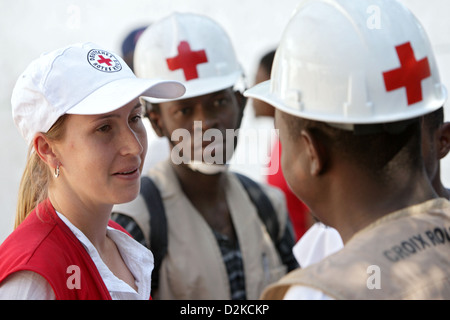 Carrefour, Haiti, RDC project manager coordina la distribuzione con la Croce Rossa Hatianischen Foto Stock