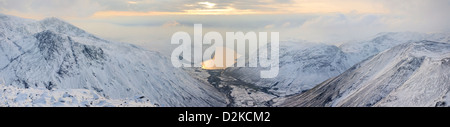 Spettacolare panorama innevato dal vertice del grande timpano al tramonto nel Lake District inglese Foto Stock