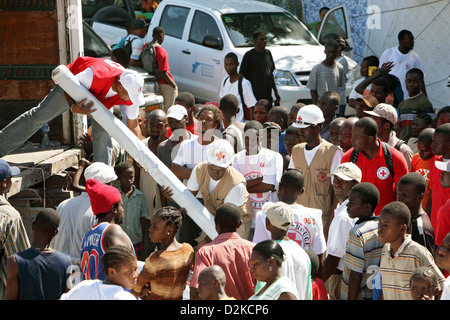 Carrefour, Haiti, non articoli alimentari distribuzione della Croce Rossa tedesca per le vittime del terremoto Foto Stock