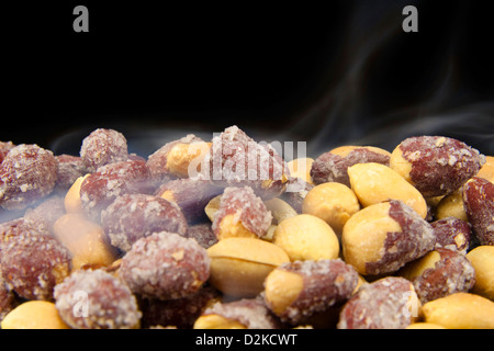 Arrosto di arachidi salate Foto Stock